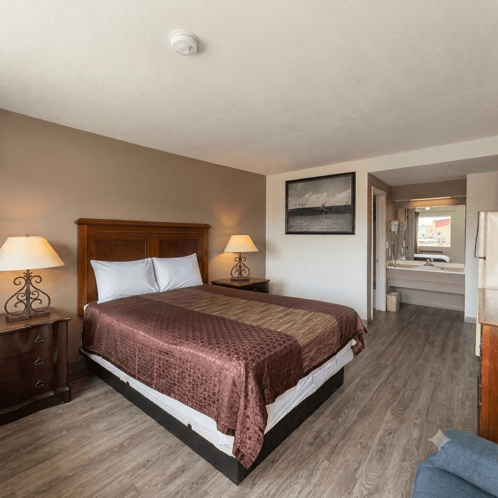 Queen Room at Island Inn Grand Island Nebraska