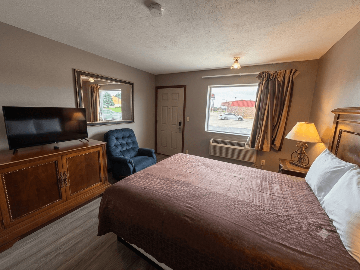 Queen Room interior at Island Inn Grand Island Nebraska